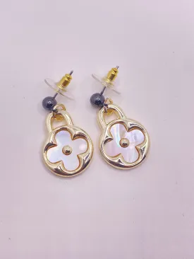 Lock Mother Of Pearl Clover Earring