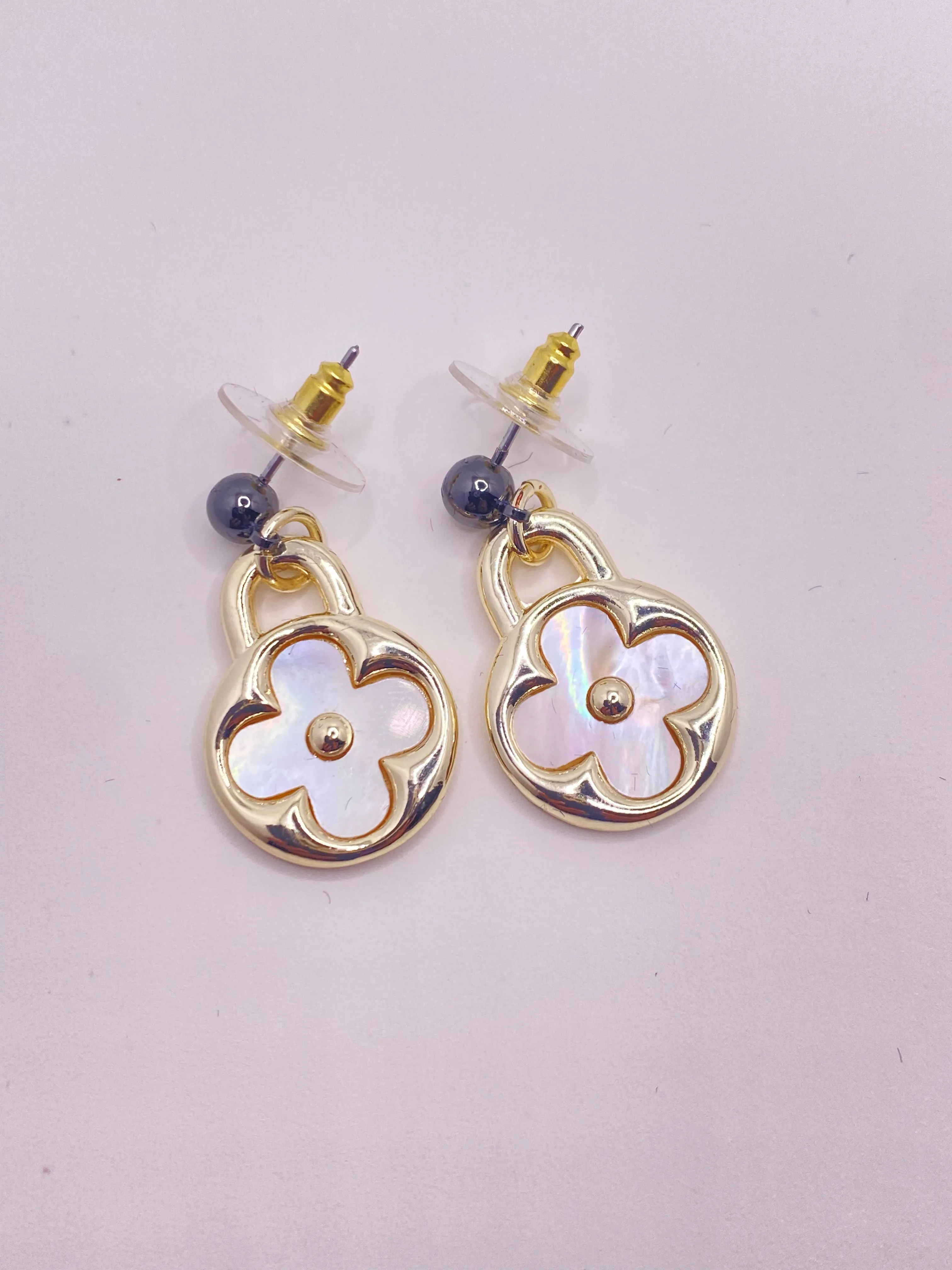 Lock Mother Of Pearl Clover Earring